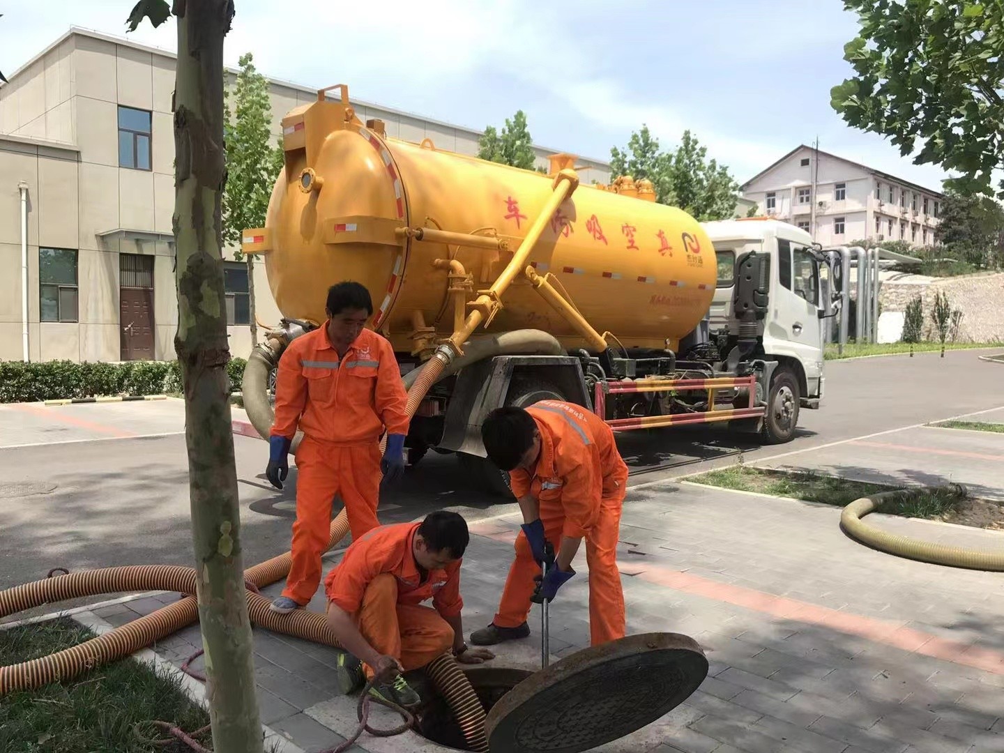 企石镇管道疏通车停在窨井附近