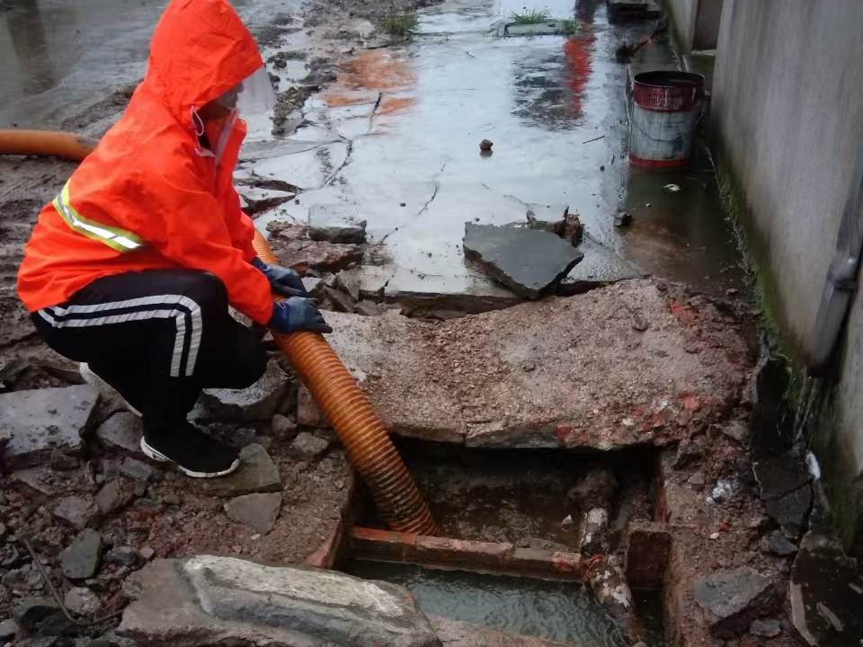 企石镇专业清理污水池 炜誉市政以规范流程守护城市 “肠道”